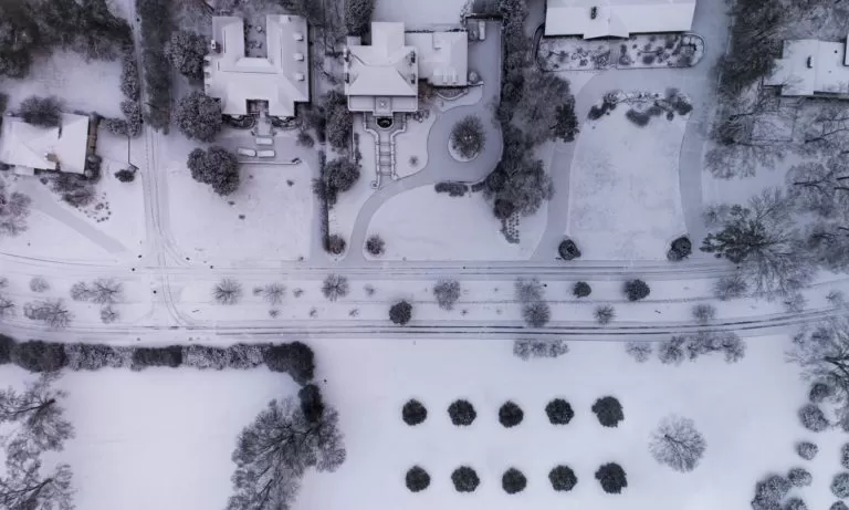 areal-view-of-snowey-homes-and-concrete-being-cared-for-in-the-winter-in-edmonton