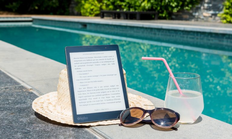 kobo-hat-sunglasses-and-drink-sitting-beside-an-edmonton-home-pool